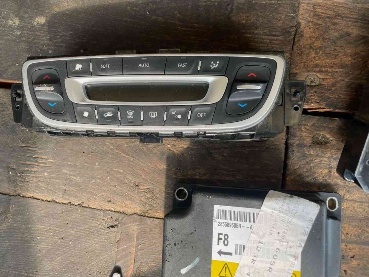 Cruscotto completo con kit airbag Renault Scenic X-Mod dal 2009 al 2016 - immagine 2